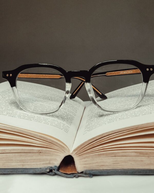 新手必讀!10個加密貨幣學習網站 3 black framed eyeglasses on book page